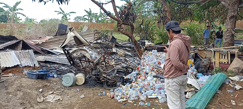 Kondisi rumah pelaku pembunuhan pemuda di Makassar usai dibakar warga. Medcom.id/Muhammad Syawaluddin.