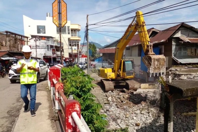 Alat berat mulai bekerja untuk pembangunan Jembatan Malango di Kabupaten Toraja Utara, Sulsel.ANTARA/HO-Humas Pemprov Sulsel.