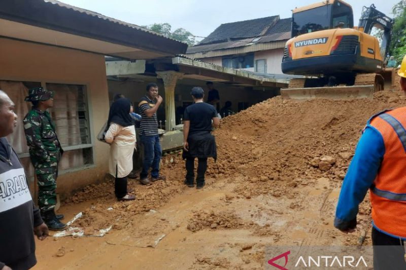 Suasana pembukaan akses jalan yang tertutup akibat tanah longsor di wilayah Kelurahan Mandonga, Kecamatan Mandonga, Kota Kendari, Sulawesi Tenggara, Kamis (13/7/2023) (ANTARA/Azis Senong)