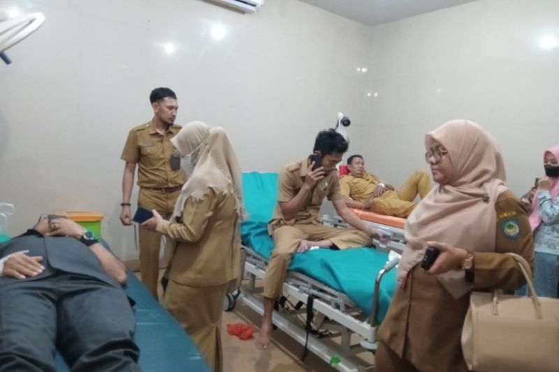 Sejumlah korban diduga keracunan makanan usai menghadiri pesta pernikahan berada di ruang gawat darurat Rumah Sakit Umum Daerah (RSUD) Syekh Yusuf, Kabupaten Gowa, Sulawesi Selatan, Selasa (18/7/2023) malam. ANTARA/HO-Dokumentasi Pribadi.