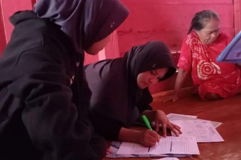 Dinas Pendidikan Nasional Provinsi Sulbar melakukan pendataan anak tidak sekolah di Sulbar, Minggu, 23 Juli 2023. Antara Foto/ M Faisal Hanapi