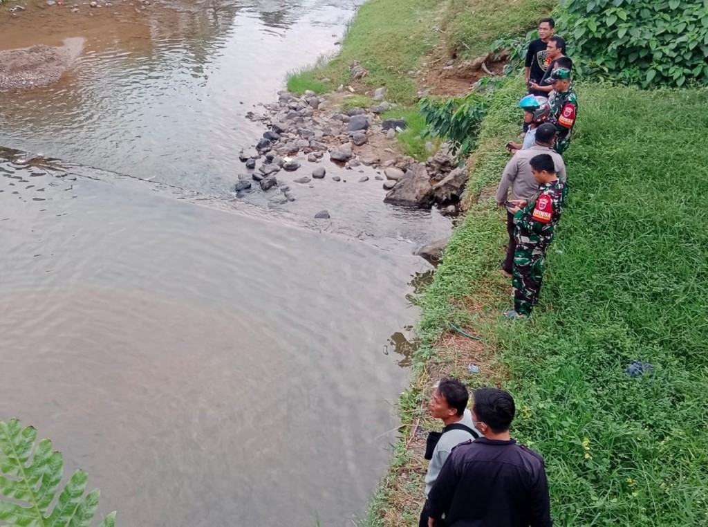 Mayat perempuan di Kota Palopo, Sulawesi Selatan saat ditemukan di bawah jembatan. Istimewa.