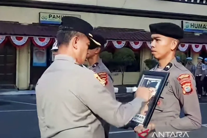 Kapolrestabes Makassar Kombes Pol. Mohammad Ngajib pimpin upacara pemberhentian tidak dengan hormat (PTDH) bagi empat orang personel Polri. ANTARA/Muh Hasanuddin