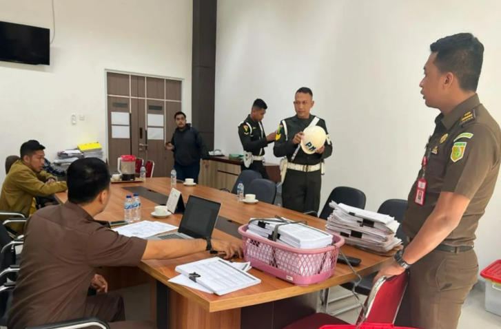 Jaksa menggeledah dan menyita sejumlah barang dan dokumen penting terkait kasus dugaan korupsi di Universitas Tadulako (Untad), Senin (31/7/2023). ANTARA/HO-Kejati Sulteng