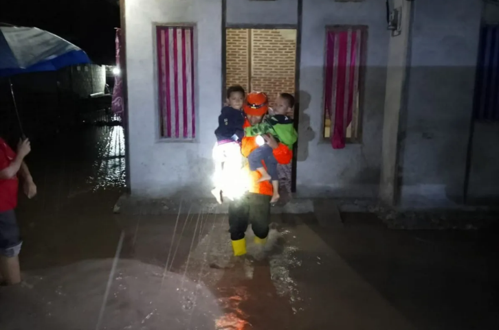 Banjir menggenangi rumah warga di Desa Padungnyo, Kecamatan Nambo, Kabupaten Banggai, Provinsi Sulawesi Tengah, Selasa (1/8/2023) malam. (ANTARA/HO-BPBD Sulteng)