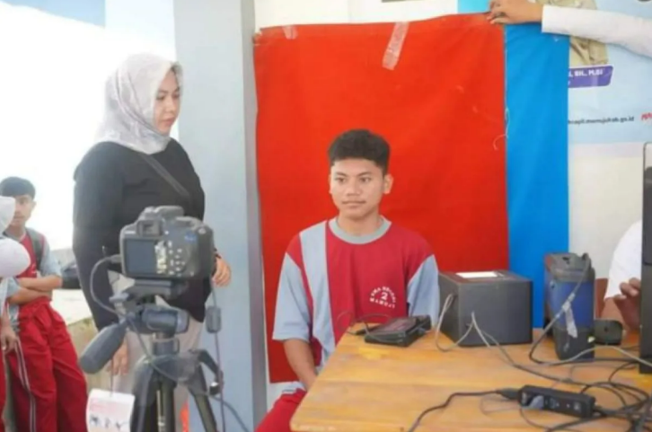 Arsip foto - Perekaman KTP elektronik (E-KTP) bagi pemilih pemula yang akan menggunakan hak pilihnya pada Pemilu 2024 di SMA 2 Mamuju, Sulawesi Barat, Jumat 28/7/2023) ANTARA Foto/ M Faisal Hanapi