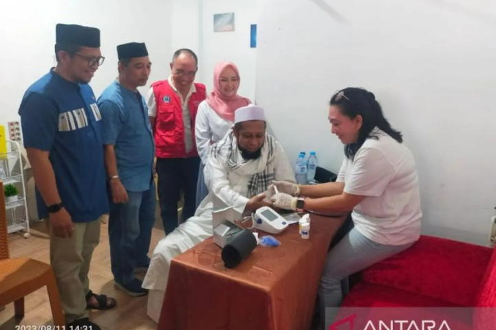 MUI Manado lakukan bakti sosial memberikan pelayanan pengobatan gratis bagi masyarakat, di Manado, Sabtu (12/8/2023). ANTARA/Nancy L Tigauw.