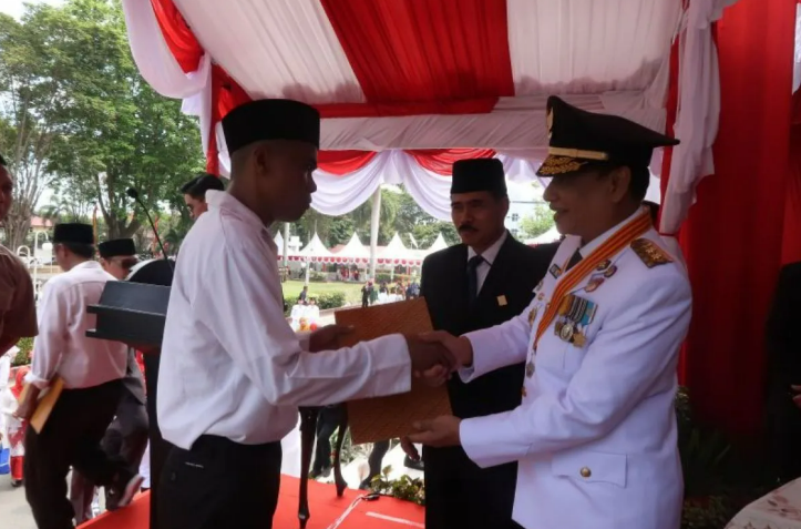 Wagub Sulteng Ma'mun Amir saat menyerahkan secara simbolis surat keputusan remisi umum II kepada WBP yang dinyatakan bebas di Palu, Kamis (17/8/2023). (ANTARA/HO-Humas Kemenkumham Sulteng)