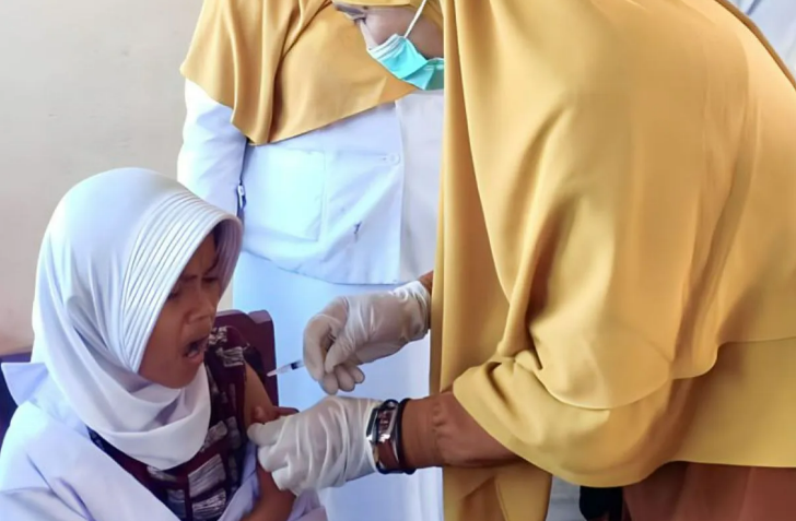 Pemberian imunisasi Human Papilloma Virus (HPV) pada anak perempuan kelas 5 sekolah dasar di Kota Palu, Senin (21/8/2023). (ANTARA/HO-Dokumentasi Dinkes Palu)