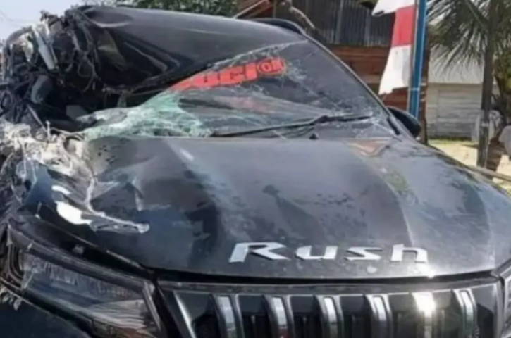 Mobil Toyota Rush yang terlibat kecelakaan beruntun di Kabupaten Konawe, Sultra. (Antara/HO-Polres Konawe)