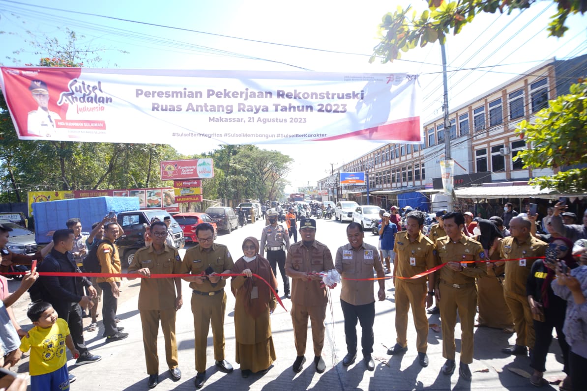 Gubernur Sulawesi Selatan, Andi Sudirman Sulaiman, meresmikan rekonstruksi Jalan Antang Raya, Kota Makassar, pada Senin, 21 Agustus 2023. Sumber: Pemprov Sulsel