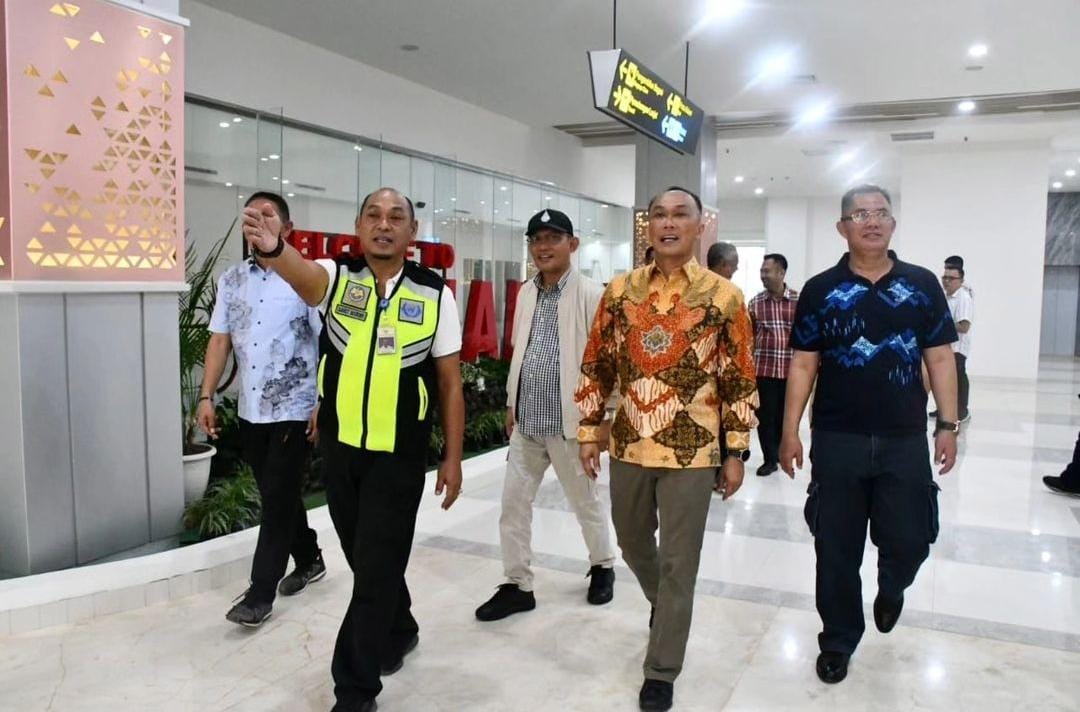 Pj Gubernur Sulawesi Barat, Zudan Arif Fakhrullah, meninjau Gedung Baru Bandara Tampa Padang, Mamuju, pada Minggu, 20 Agustus 2023. Sumber: Instagram @pemprov_sulbar