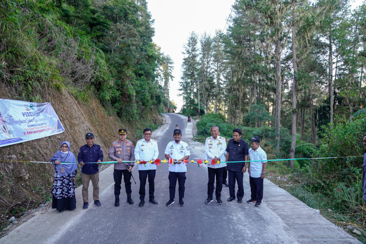 Gubernur Sulawesi Selatan, Andi Sudirman Sulaiman, meresmikan pembangunan jalan ruas Bonglo-Pantilang di Kabupaten Luwu, Sulsel, pada Rabu, 30 Agustus 2023. Sumber: Pemprov Sulsel