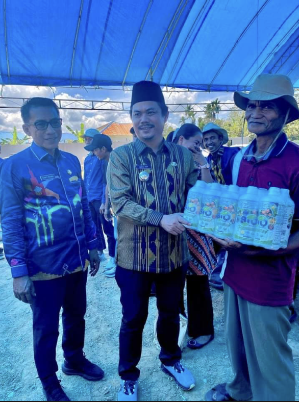 Bupati Kolaka Timur Bersama Tani yang Menerima bantuan