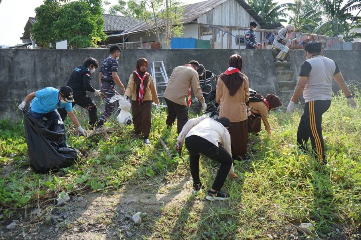 Ratusan personel TNII Angkatan Laut Palu bersama Pemkot Palu menggelar aksi bersih-bersih sungai di Kelurahan Talise, Kota Palu, Sulawesi Tengah, Selasa (5/9/2023) pagi.