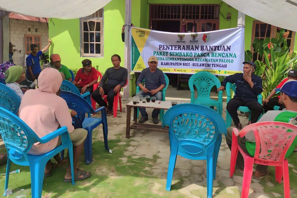 Baznas Sigi Hadi melakukan penyaluran bantuan pangan kepada warga di Desa Lembah Ntongoa dan Kamarora, Kabupaten Sigi. (ANTARA/HO-Baznas Sigi)