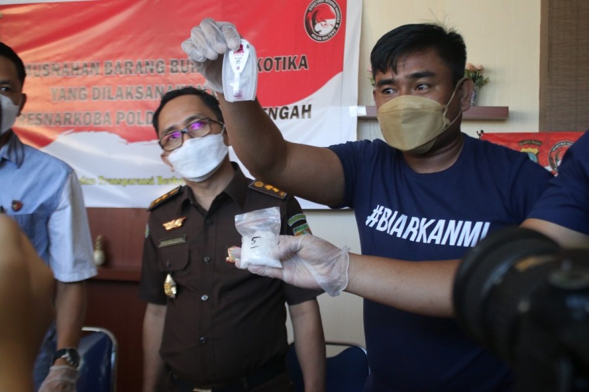 ANGGOTA Direktorat Reserse Narkoba Polda Sulawesi Tengah memperlihatkan sabu-sabu dalam kegiatan pemusnahan barang bukti narkotika sebanyak 375,8412 gram di lantai III mapolda setempat, Kamis (14/9/2023). FOTO: HUMAS