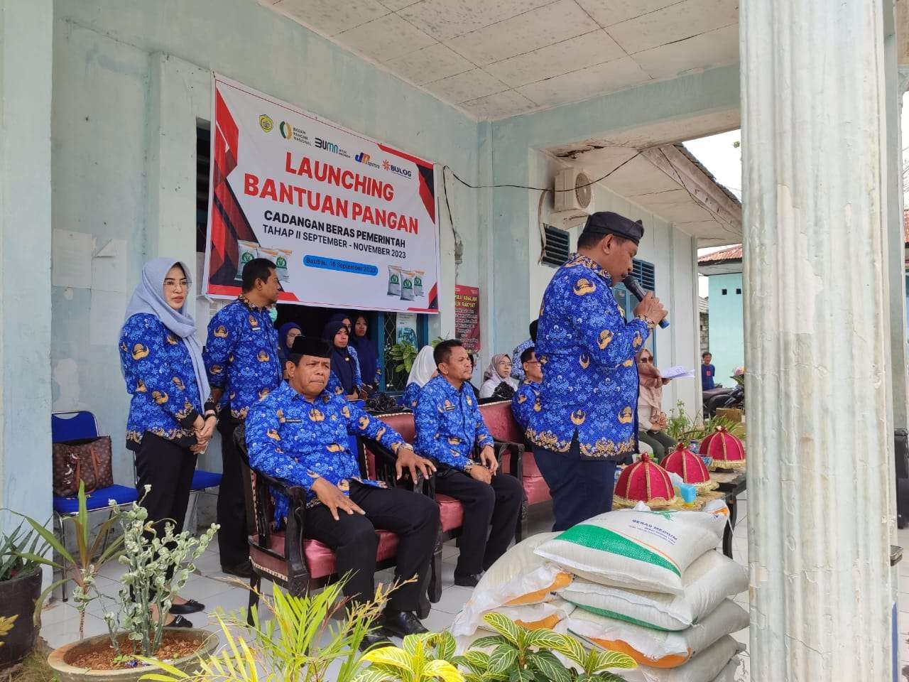 Wali Kota Baubau, La Ode Ahmad Monianse (kakan depan) saat menyalurkan bantuan beras nasional. (Foto Antara/HO-Diskominfo Kota Baubau)