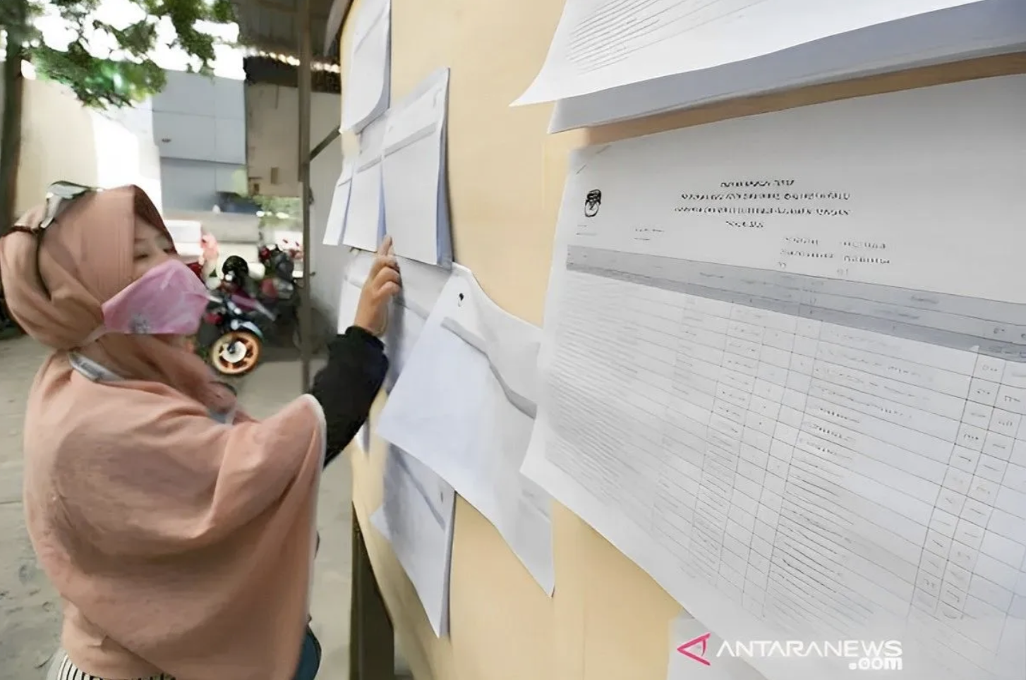 Ilustrasi - Seorang warga mengecek Daftar Pemilih Tetap (DPT) yang ditempelkan di Kantor Kelurahan Lolu Selatan, Palu, Sulawesi Tengah (ANTARA FOTO/Basri Marzuki)