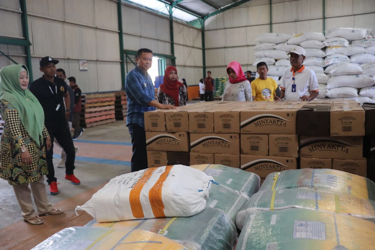 Bupati Selayar Basli Ali saat menyambangi Gudang Bulog Selayar pada pelepasan penyaluran bantuan beras sebanyak 115 ton kepada masyarakat di Selayar, Jumat (22/09/2023). ANTARA/HO-Humas Pemkab Selayar