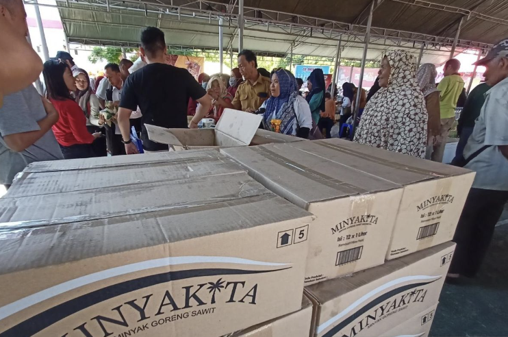 Pemkot Palu subsidi minyak goreng dalam kemasan pada pasar murah di momen HUT ke-45 Kota Palu, Selasa (26/9/2023). ANTARA/Moh Ridwan
