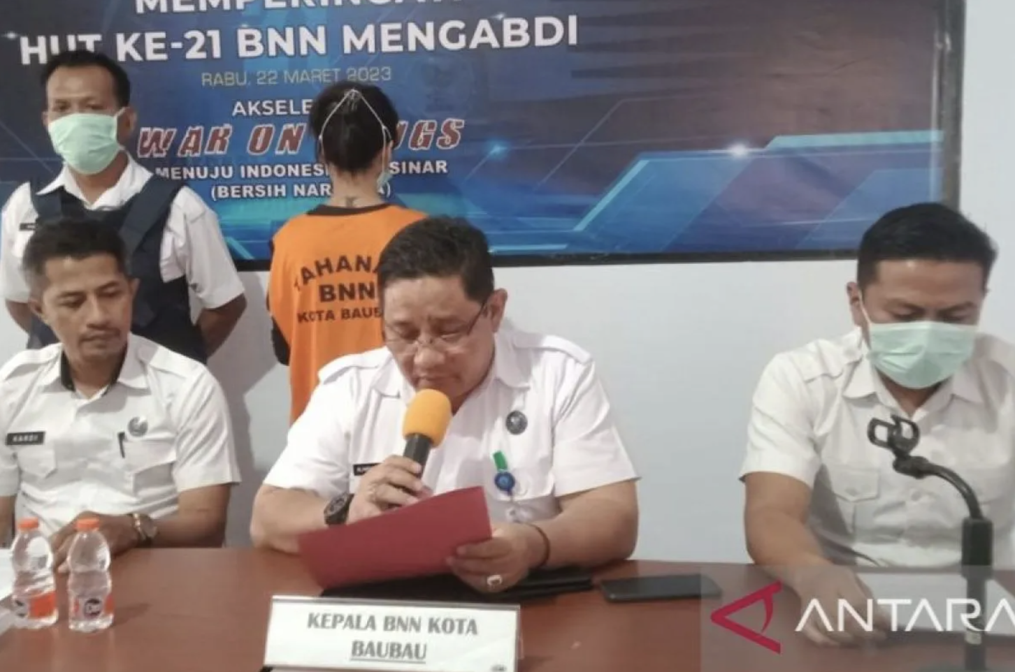Kepala BNN Kota Baubau, Alamsyah Djufri (tengah) memberikan keterangan kepada wartawan terkait penangkapan seorang wanita yang diduga sebagai pengedar narkotika jenis sabu (Antara/Yusran)