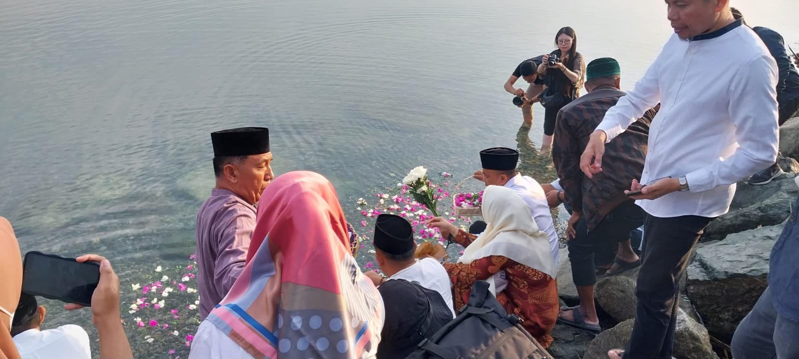 WALI KOTA Palu, Hadianto Rasyid bersama rombongan menabur bunga di Pantai Talise sebagai salah satu lokasi jatuhnya banyak korban gempa dan tsunami 28 September 2018 lalu. FOTO: HERNI/SULTENGTERKINI.ID
