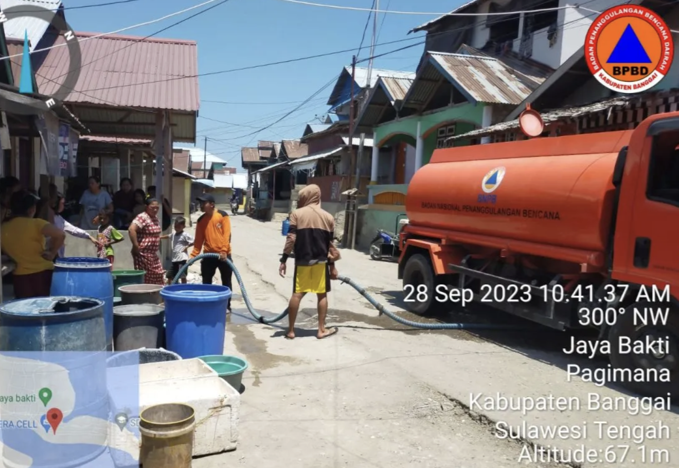 TRC BPBD Kabupaten Banggai menyalurkan bantuan air bersih kepada masyarakat di Desa Jaya Bakti, Kabupaten Banggai, Kamis (28/9/2023). (ANTARA/HO-BPBD Sulteng)