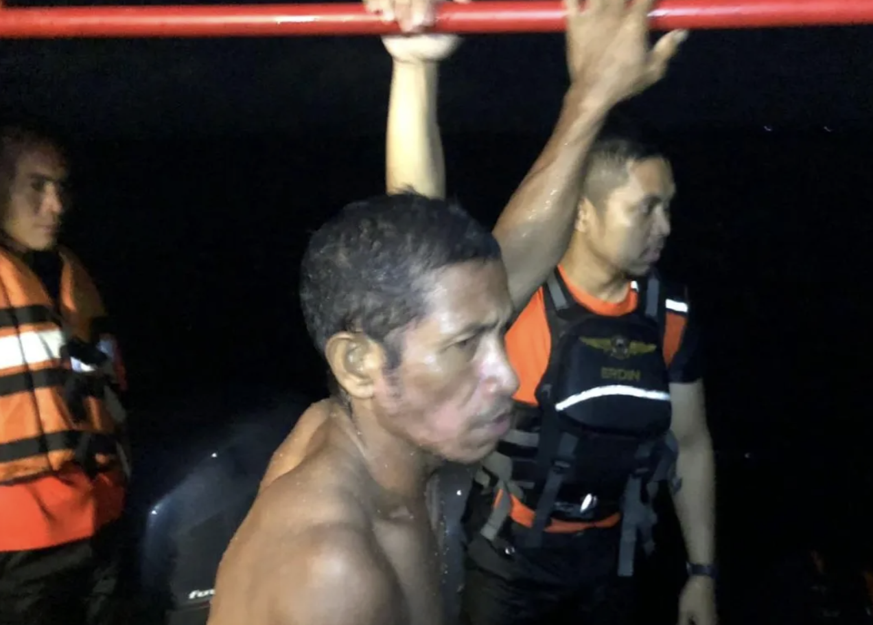 Petugas SAR mengevakuasi penumpang perahu yang terbalik di wilayah perairan Banggai Laut, Sulawesi Tengah, Jumat, 29 September 2023. (ANTARA/HO-Kantor SAR Palu)