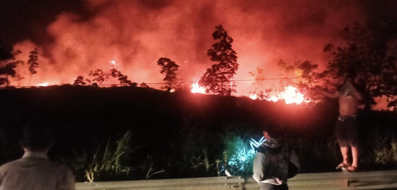 KEBAKARAN hutan dan lahan terjadi di wilayah Dusun Pandiri, Desa Kolaka, Kecamatan Mori Atas, Kabupaten Morowali Utara, Sulawesi Tengah pada Rabu (4/10/2023) malam. FOTO: BPBD SULTENG