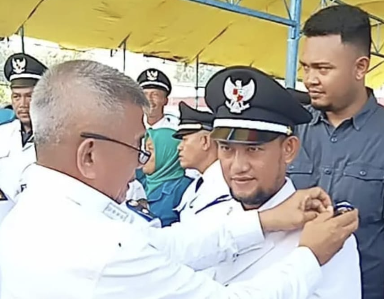 BUPATI Parigi Moutong, Samsurizal Tombolotutu melantik 53 orang kepala desa (kades) terpilih dan dua orang kades Pengganti Antar Waktu, di Lapangan Sepakbola Gelora Mitra Desa Kotaraya Kecamatan Mepanga, Kamis, 5 Oktober 2023. FOTO: DISKOMINFO PARIMO