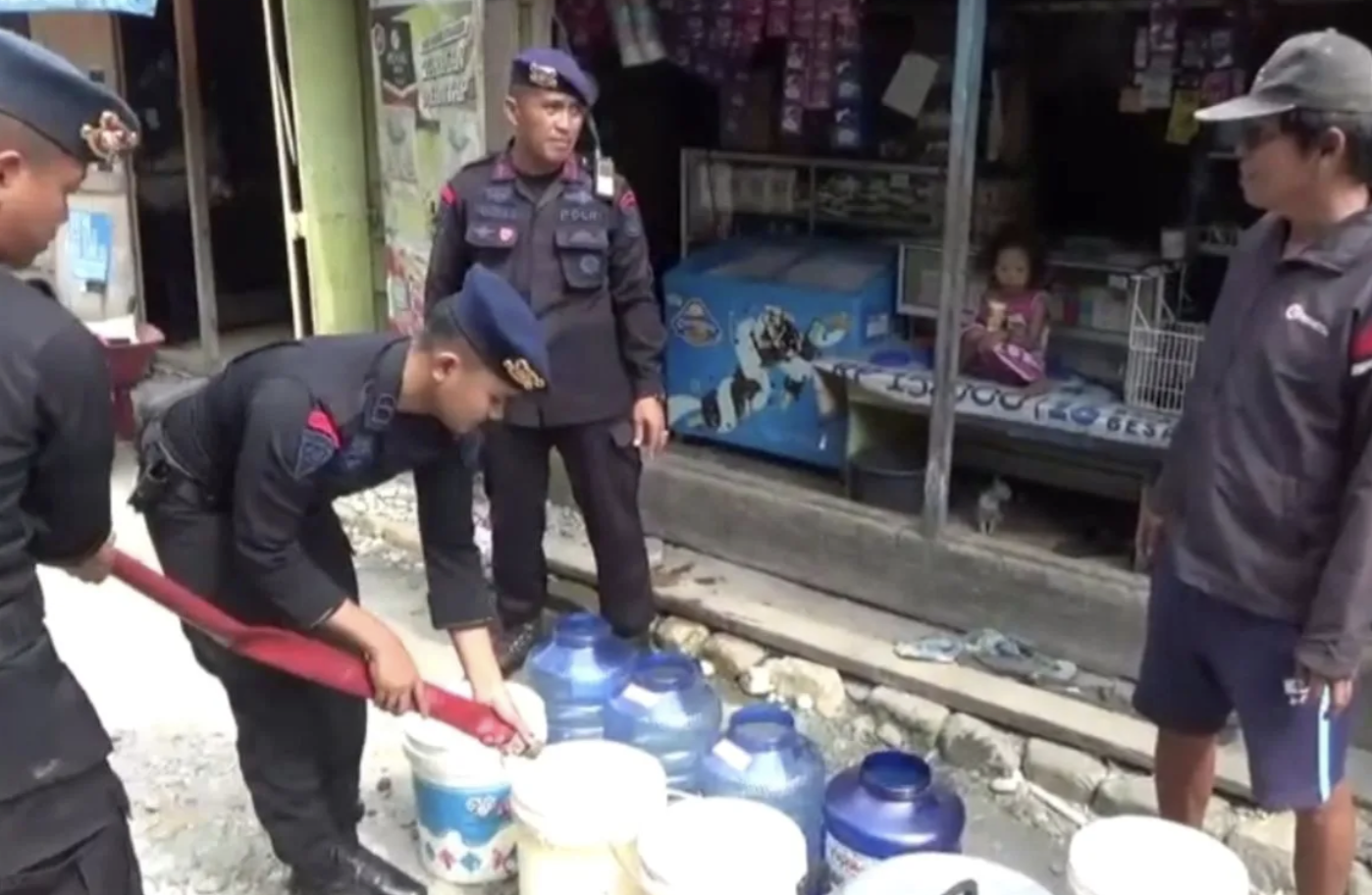 Brimob Polda Sultra Salurkan 7.200 Liter Air Bersih ke Desa Wawo