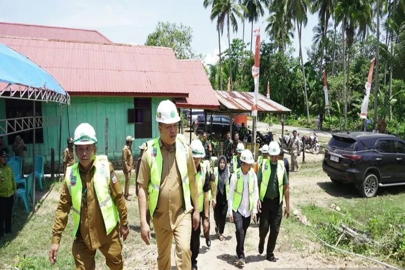 Bupati Konawe Utara, Dr.H Ruksamin, MSi saat melakukan peletakan batu pertama pembangunan melalui Bantuan Stimulaan Rumah Swadaya (BSRS). (Foto Antara/HO-Humas Konut)