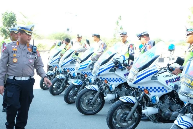 Direktur Lalu Lintas Polda Sulteng Kombes Pol. Dodi Darjanto melakukan pengecekan kendaraan dinas di lapangan apel Ditlantas Polda Sulteng, Senin (30/10/2023). (ANTARA/HO-Humas Polda Sulteng)