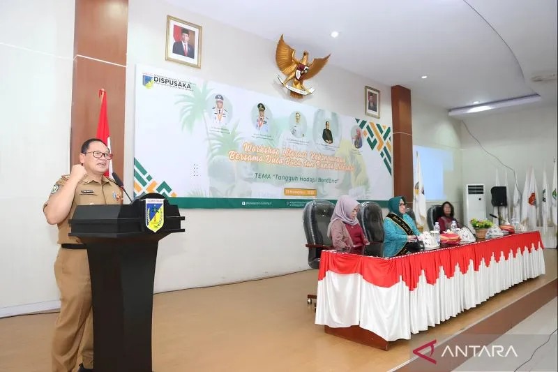 Kepala Dinas Perpustakaan dan Kearsipan Provinsi Sulawesi Tengah I Nyoman Sriadijaya menyampaikan sambutan pada lokakarya literasi kebencanaan di Kota Palu, Selasa (14/11/2023). (ANTARA/HO-Humas Pemprov Sulteng)