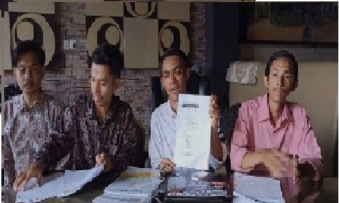 Ahmad Syaifullah (paling kanan) bersama dengan kuasa hukumnya saat konferensi pers di Kota Makassar, Sulawesi Selatan, Selasa, 14 November 2023. Medcom.id/Muhammad Syawaluddin