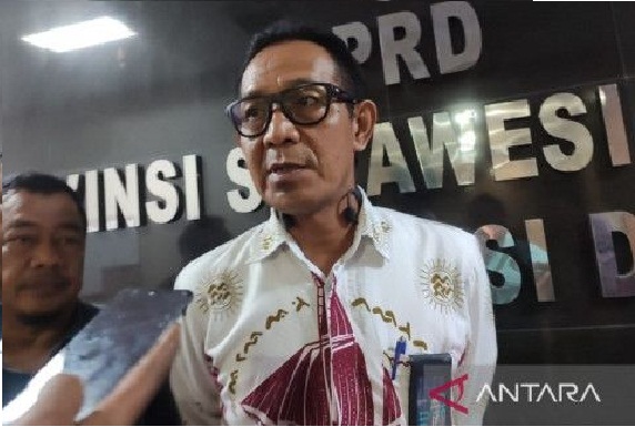 General Manager PLN Unit Induk Distribusi Sulselrabar Moch Andy Adchaminoerdin (kiri) menjawab pertanyaan wartawan usai mengikuti Rapat Dengar Pendapat (RDP) terkait permasalahan pemadaman bergilir di ruang Komisi D DPRD Sulawesi Selatan, Makassar, Kamis