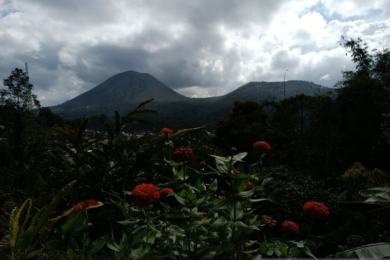 PVMBG masih menetapkan status waspada level dua untuk Gunung Lokon di Kota Tomohon, Sulawesi Utara. ANTARA/Karel A Polakitan