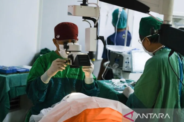 Dokter melakukan operasi katarak pada pasien di Rumah Sakit Umum Daerah Abunawas, Kota Kendari, Provinsi Sulawesi Tenggara. (ANTARA/Andry Denisah)