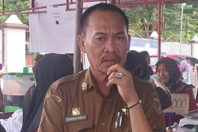 Kepala Dinas Pangan Sulteng Iskandar Nongtji pada kegiatan Gerakan Pangan Murah (GPM) di Palu, Selasa (19/12/2023) (ANTARA/Muhammad Hajiji)