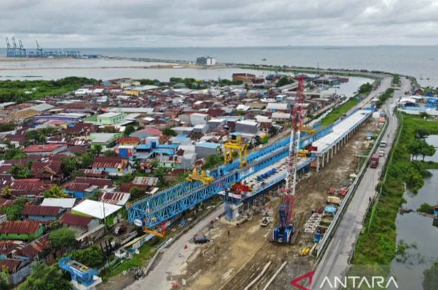 Foto udara pembangunan proyek Jalan Tol Makassar New Port di Makassar, Sulawesi Selatan, Kamis (26/1/2023). Proyek jalan tol sepanjang 3,2 kilometer dengan nilai investasi Rp705 miliar tersebut ditargetkan beroperasi pada Juni 2023 untuk mendukung operasi
