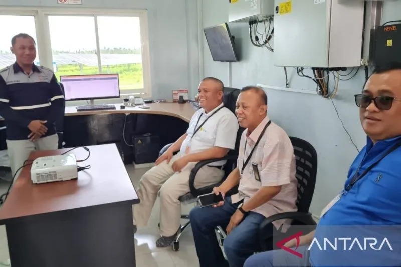 Pimpinan PLN saat mengunjungi PLTS Quantum Solar Gorontalo yang berlokasi di Molowahu, Gorontalo (29/12/2023). ANTARA/Nancy L Tigauw.