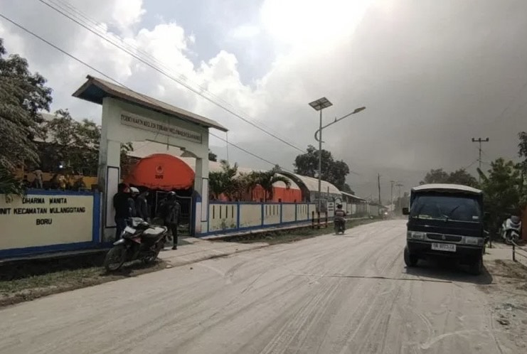 Situasi jalan raya di Boru, Kecamatan Wulanggitang yang dipenuhi abu vulkanik erupsi Lewotobi Laki-laki, Flores Timur, NTT, Rabu (3/1/2024). (Medcom.id)