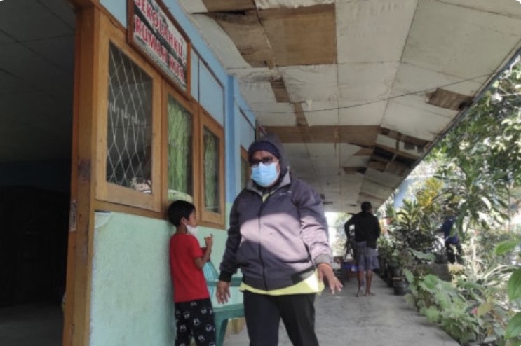 Warga terdampak erupsi Lewotobi Laki-Laki berada di SDK Kemiri, Wulanggitang, Flores Timur, NTT yang menjadi salah satu titik posko bencana, Kamis (4/1/2024)/ (ANTARA/Dokumentasi Pribadi)