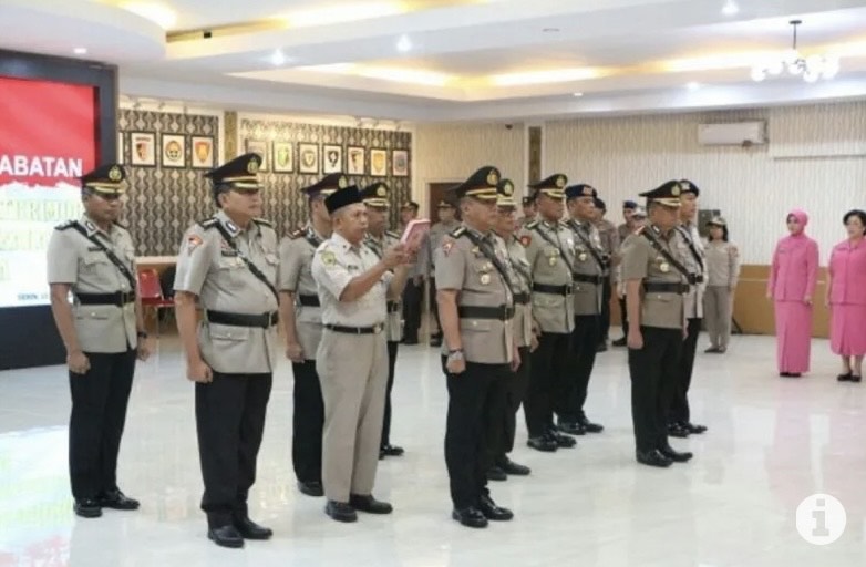 Kapolda Sulut sertijab lima pejabat utama kepolisian daerah tersebut. ANTARA/HO-Humas Polda Sulut (1)