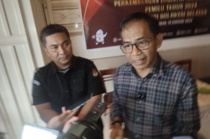 Koordinator Divisi Logistik KPU Provinsi Sulsel Marzuki Kadir (kanan) menjawab pertanyaan wartawan di Makassar, Sulawesi Selatan. (ANTARA/Darwin Fatir).