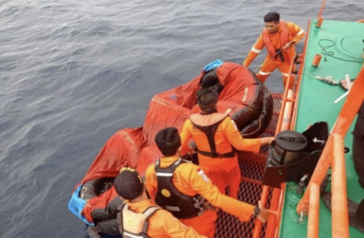 Basarnas temukan sekoci diduga milik Kapal LCT Bora V. ANTARA/HO-Humas Basarnas Manado (1)