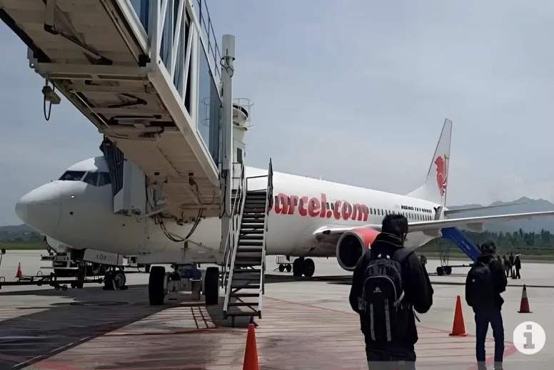 Ilustrasi - Penumpang berjalan menuju pesawat dengan tujuan keberangkatan dari Bandara Mutiara Sis Al-Jufri Palu, Sulawesi Tengah menuju Bandara Sultan Hasanuddin Makassar, Sulawesi Selatan. (ANTARA/Moh Ridwan)
